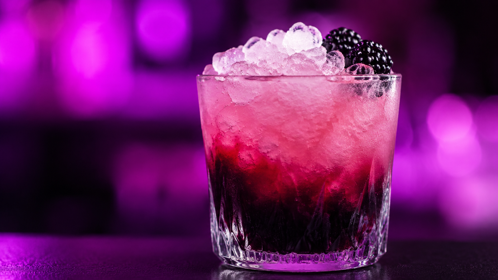 Bramble vor extrem unscharfem Neonhintergrund in der Farbe des Drinks