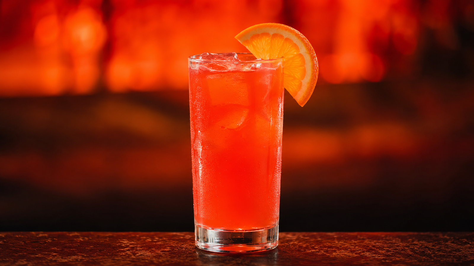 Neon Rezeptbild 232488 Campari Orange Campari Orange vor extrem unscharfem Neonhintergrund in der Farbe des Drinks