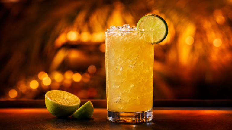 Ipanema vor extrem unscharfem Neonhintergrund in der Farbe des Drinks