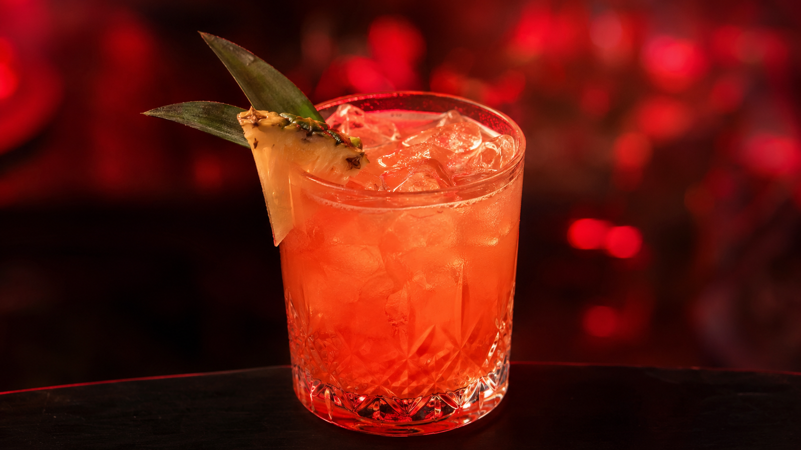 Neon Rezeptbild 232478 Jungle Bird Jungle Bird vor extrem unscharfem Neonhintergrund in der Farbe des Drinks