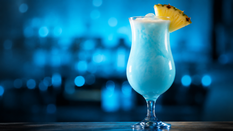 Swimming Pool vor extrem unscharfem Neonhintergrund in der Farbe des Drinks